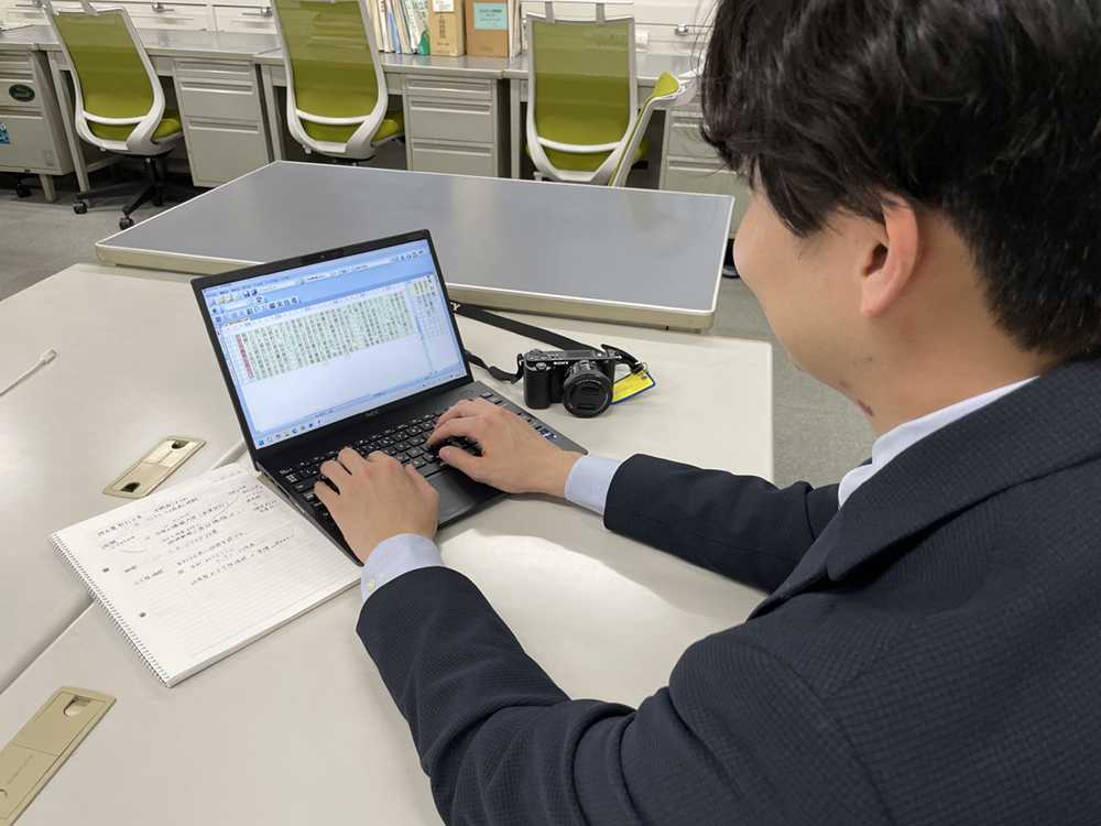 記者クラブで執筆