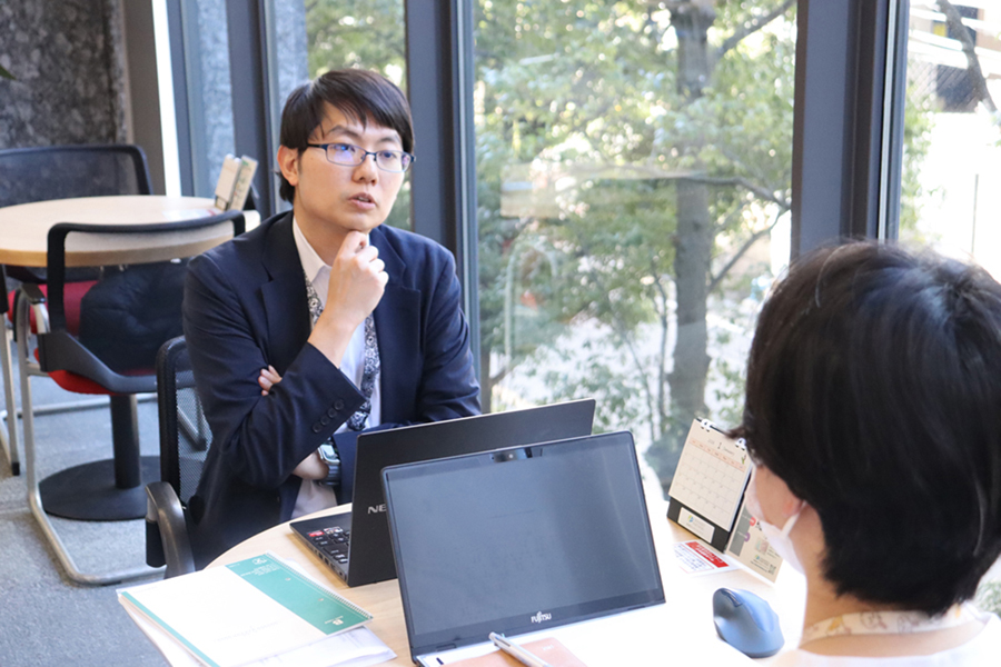 担当者と打ち合わせ