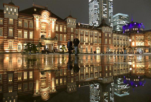 雨上がりに現れる逆さ東京駅ーー東京 丸の内 電気新聞ウェブサイト