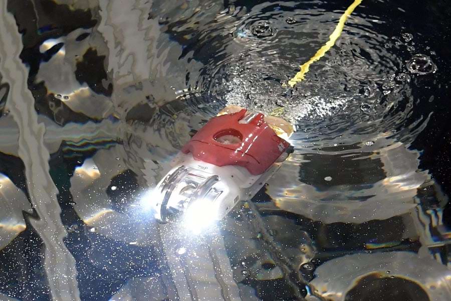 ロボットは直径約１３センチメートル、長さ約３０センチメートル、重さ約２キロで愛称は「ミニマンボウ」。東芝では、これまでも水中を泳ぐロボットを用いて原子炉内部の点検を実施していたが、３号機では格納容器内部にアクセスするための貫通部分が直径約１４センチメートルと小さいため、従来型のロボットを小型化するとともに、耐放射線性を高めた。