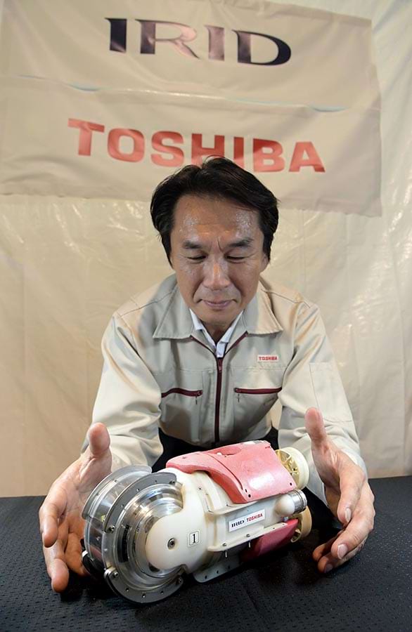 今回開発されたのは直径約１３センチメートル、長さ約３０センチメートルの小型水中遊泳ロボット。有線ケーブルで電源供給や通信を行い、遠隔で操作する。後方４つ、上方１つのスクリューで推進する。報道公開は海上・港湾・航空技術研究所の港湾空港技術研究所（神奈川県横須賀市）で行われた。