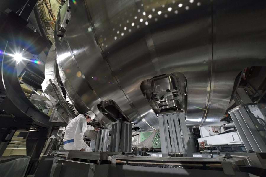 プラズマを閉じ込める真空容器サーマルシールドの下部。磁場コイルの設置が進むと次第に見える面積が少なくなる。入り組んだ空間を作業員がくぐり抜けながら工事が進められていた