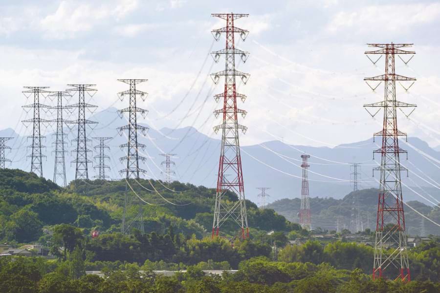 送配電事業が環境変化への対応を迫られている(写真は50万V基幹送電線)