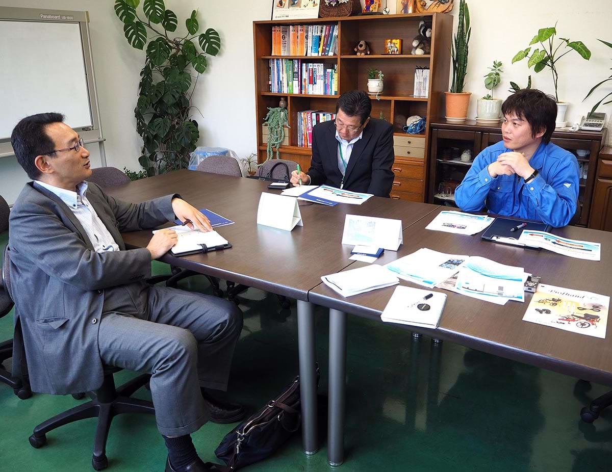 タカワ精密の渡邉取締役（右）と話し合う官民合同チームのメンバー。地元企業とは毎回踏み込んだ議論が行われる