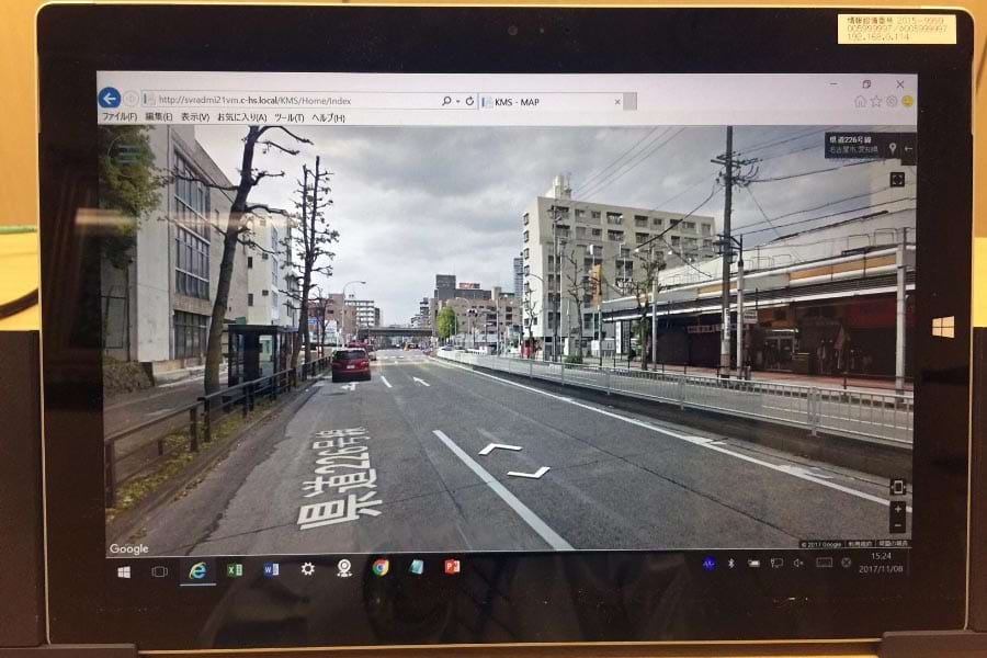 新システムと併せて使用するタブレット端末。ストリートビュー機能で電柱周辺を鮮明に表示する