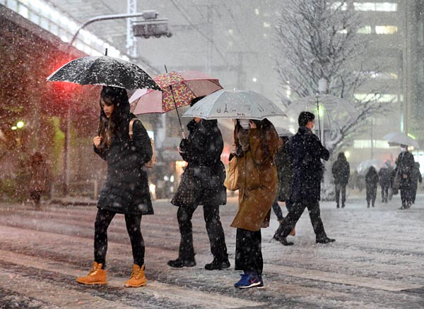 降雪などで交通網などが混乱した東京都心。この日、都心では23cmの降雪があった。（２２日、東京都千代田区）