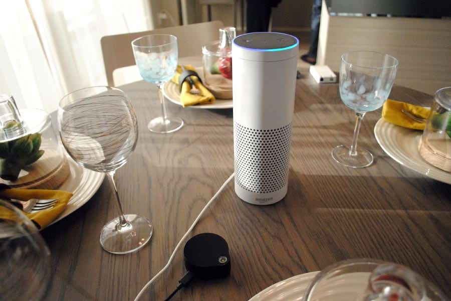モデルルームに置かれた「アマゾンエコー」と家電を操作するための赤外線リモコン