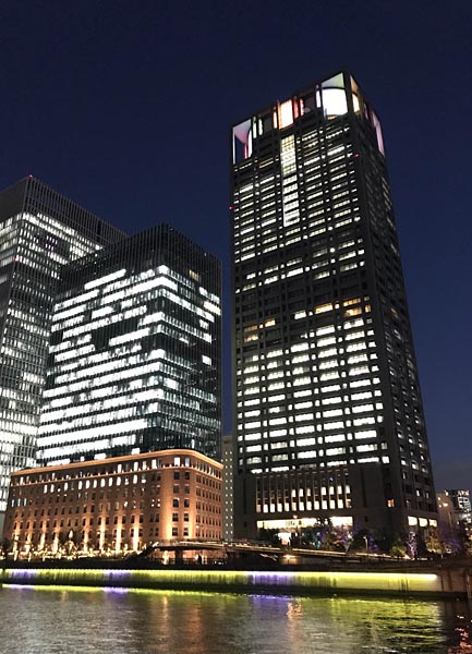 関電は本店ビル（写真右）頂上部のライトアップで誘致の機運盛り上げ