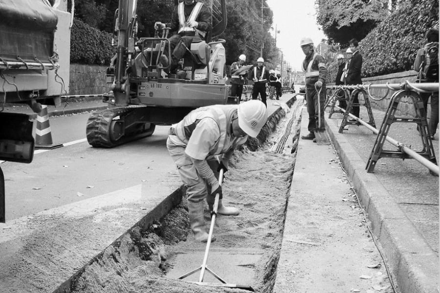 常設作業帯は電線共同溝方式より工事期間が長くなる（写真は埋め戻し方式）