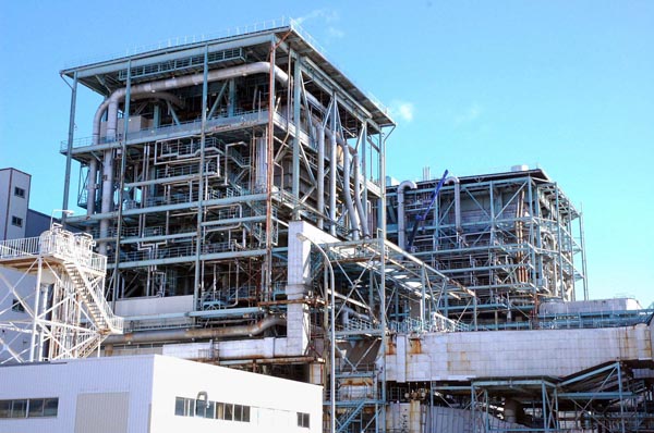 営業運転を再開する新仙台火力1号機のボイラー建屋(手前)