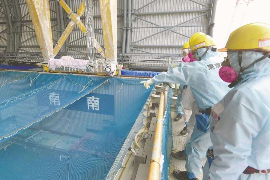 作業床から５メートル下の使用済み燃料を望む