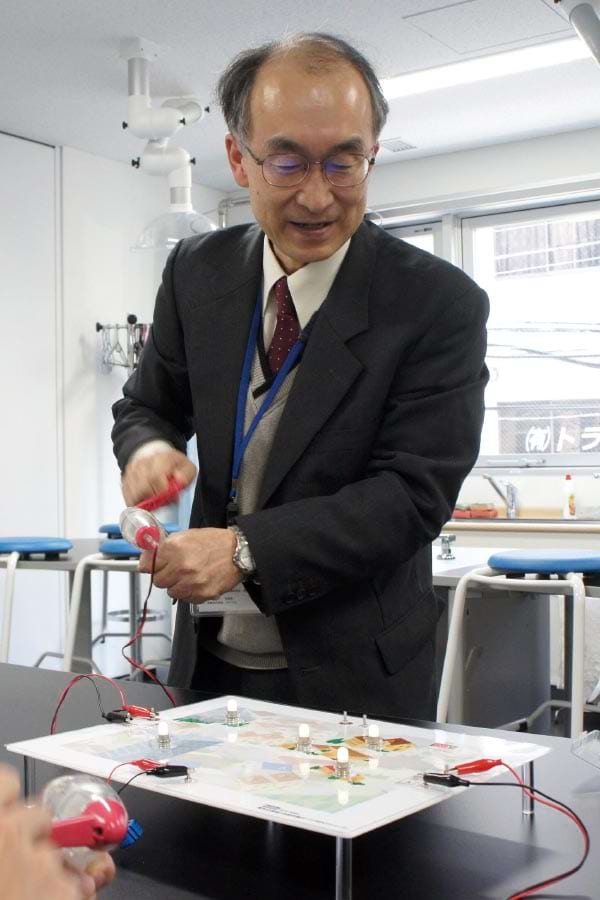 新しいエネルギー教育ツールを開発した小森代表。再エネ急増の大変さも実感できるという