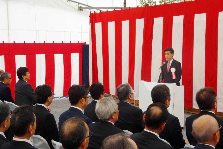 起工式であいさつする広野IGCCパワーの岩崎代表