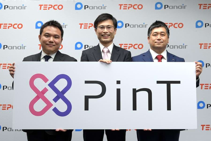 新会社のロゴを掲げる（右から）東電ＥＰの田村常務取締役、新会社の田中社長、パネイルの名越社長（２４日、東京・内幸町）[