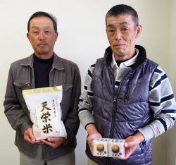 研究会創設時から天栄米の生産に携わってきた大須賀副会長(左)と小沼副会長