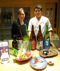 福島産の日本酒と食材でおもてなしするピアシス新橋店の田中店長(左)と濱田調理長