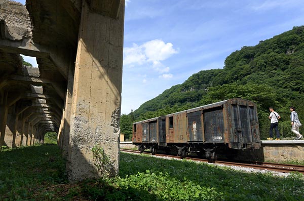群馬・中之条町にある太子駅で公開されている鉄鉱石を貨車に積むホッパーの基礎部（左）と古い貨車