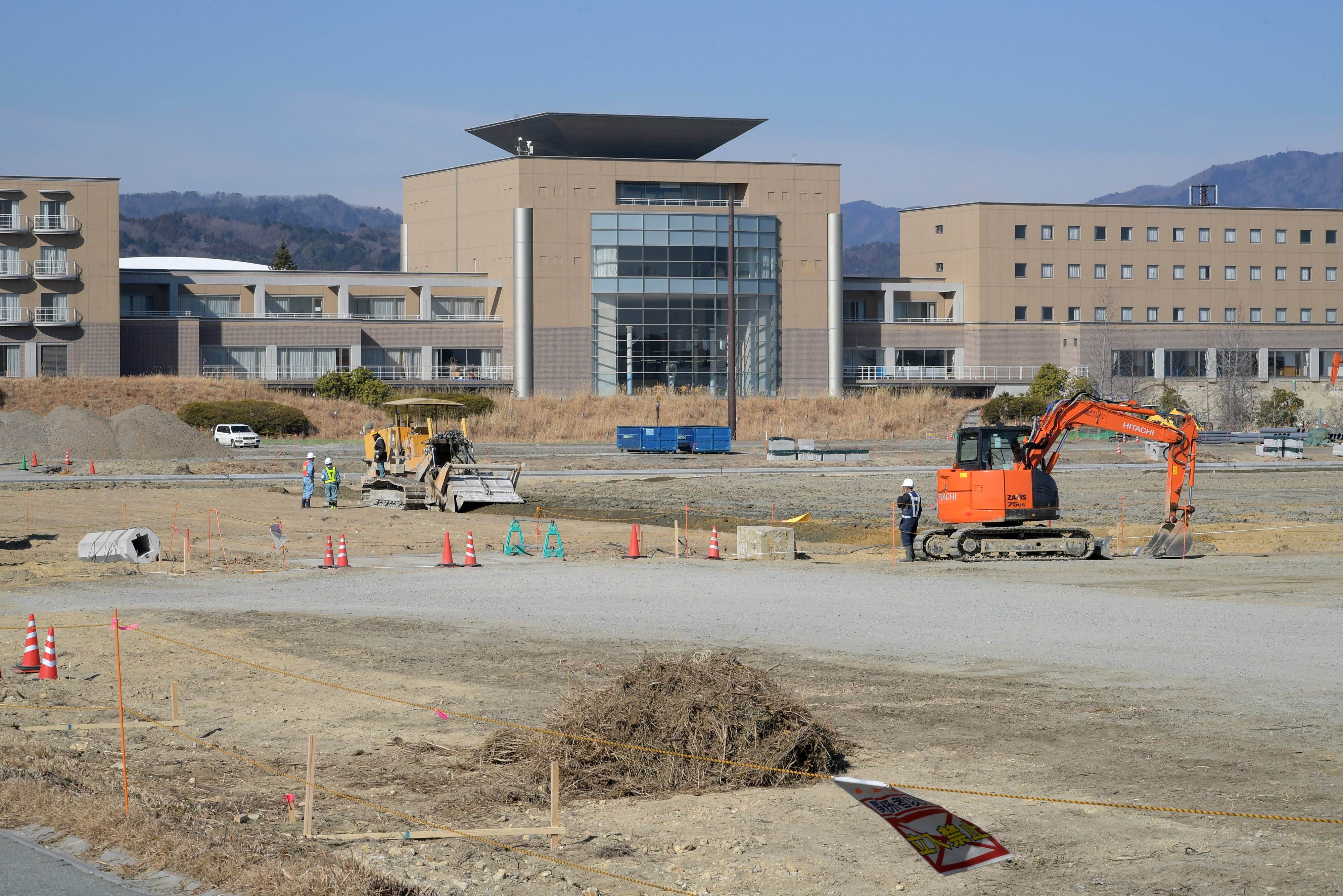 駐車場や資材置き場になったピッチを負の遺産として残そうという声もあったそうだが、２０１３年に東京五輪・パラリンピックの開催が決まると、再開に向けた機運が高まった。１６年１２月には原状回復工事が本格化した。（２０１７年２月）