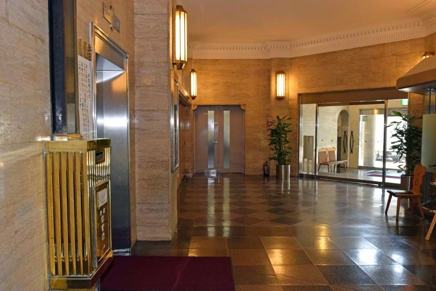 本館南側のエントランス。写真左側にある真ちゅう製の郵便ポストは今も現役だ