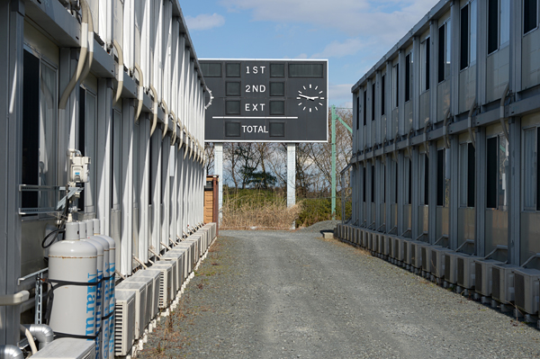 福島第一原子力発電所事故の対応拠点となっていた当時、スタジアムにはプレハブ宿舎が並び、乾いた砂利道が敷かれていた。（２０１６年２月）