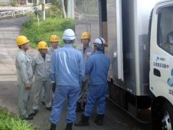 北海道電力小樽変電所（小樽市）で現地確認を行う沖縄電力の応援部隊
