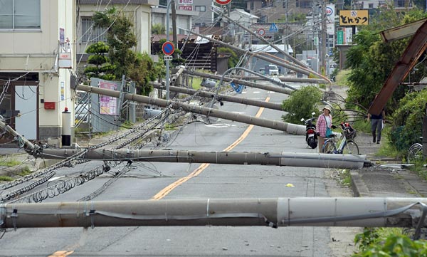 「風台風」として猛威を振るった台風２１号。開港以来最大の最大瞬間風速５８．１メートルを記録した関西国際空港では、タンカーが連絡橋に衝突するなどの被害を受けたが、空港が立地する市町村の一つの泉南市では９本の電柱が連なって折損していた。