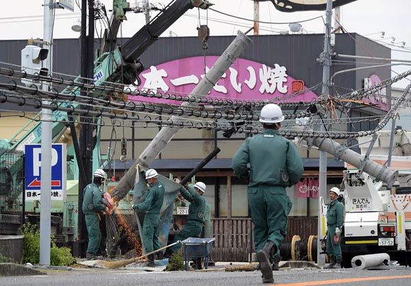 同じく空港が立地する市町村の一つ、田尻町では６日午前、約１００メートルにわたり３本の電柱が倒れた道路で、電柱を撤去する作業が行なわれていた。倒壊現場の近くで農業を営む男性は「（電柱の倒壊は）むごいね。田尻で生まれ育ったが、こんなすごい台風は初めて。風呂に入れないのがつらい。一日も早く復旧してほしい」と、作業を見守りながら話していた。