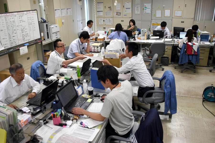 苫小牧支店では早朝から顧客への対応に追われていた(7日)