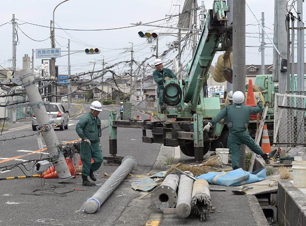 倒壊した電柱を撤去すると、新たな電柱の建柱が始まる＝写真。復旧指示に当たっていた関電岸和田ネットワーク技術センター託送サービス係の木下学さんは、「地域住民の皆さんの不便になっているから、早く解消したい。元の生活を早く取り戻せるようにしたい」と力を込めた。