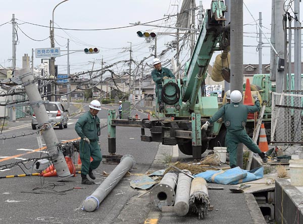 倒壊した電柱を撤去すると、新たな電柱の建柱が始まる＝写真。復旧指示に当たっていた関電岸和田ネットワーク技術センター託送サービス係の木下学さんは、「地域住民の皆さんの不便になっているから、早く解消したい。元の生活を早く取り戻せるようにしたい」と力を込めた。