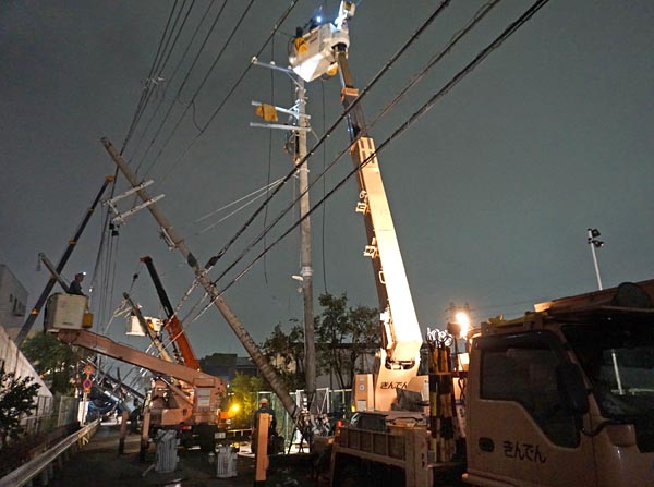 住民らの声にこたえようと、復旧作業は速やかに、かつ夜を徹して行なわれた。写真は５日午前１時ごろ、大阪府豊中市で行われていた復旧作業。停電戸数は４日午後９時時点で約１６８万４３００戸だったが、夜を徹した作業の結果、５日午前９時時点では約５７万５１００戸まで減少した。