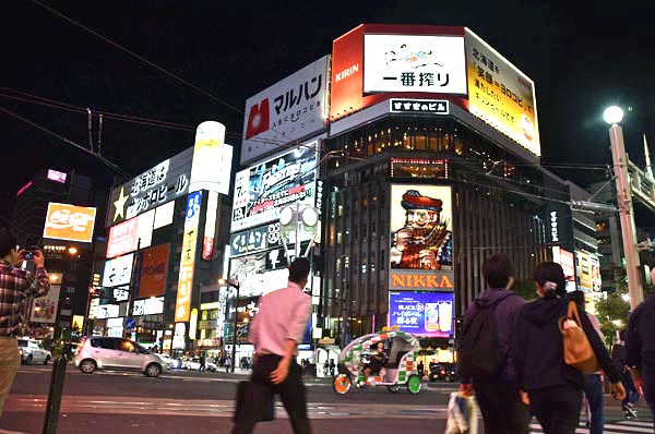 震災に伴う節電要請が解除された１９日、ニッカウヰスキーの看板も再点灯した（札幌市）