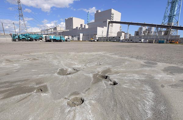 苫東厚真発電所の建屋近く未舗装の駐車場では所々で液状化の痕跡がみられた（２０日、厚真町）