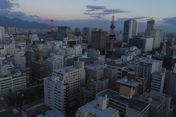 地震による影響で停電した札幌市内（６日未明）。ビルの非常灯が消えている