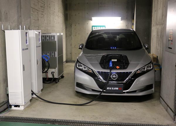 地下駐車場でエレベーターに電源を供給するEV