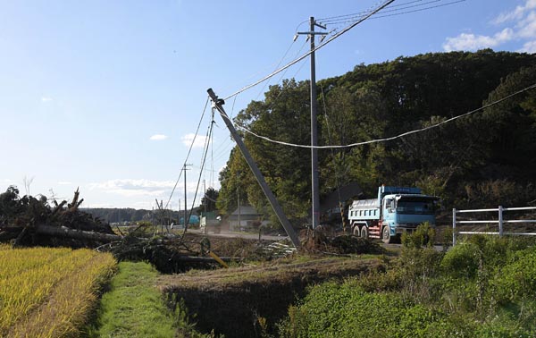 土砂崩れによる配電設備の被害を８日に確認した地域を再び訪れると、倒壊した電柱の隣に新たな電柱が立ち、電線が引かれていた（２０日、厚真町）