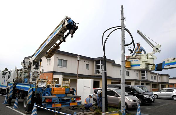 地震翌日、厚真町内では配電設備の復旧作業が行われていた
