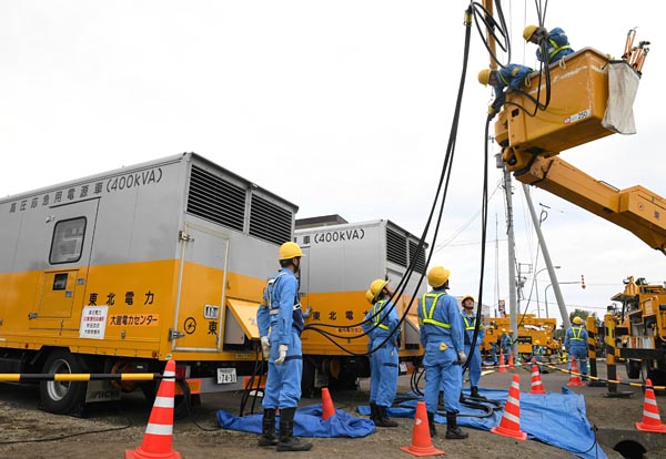 いち早く駆けつけた東北電力送配電カンパニー秋田支社の応援部隊。厚真町内で応急送電に向けた作業を行っていた