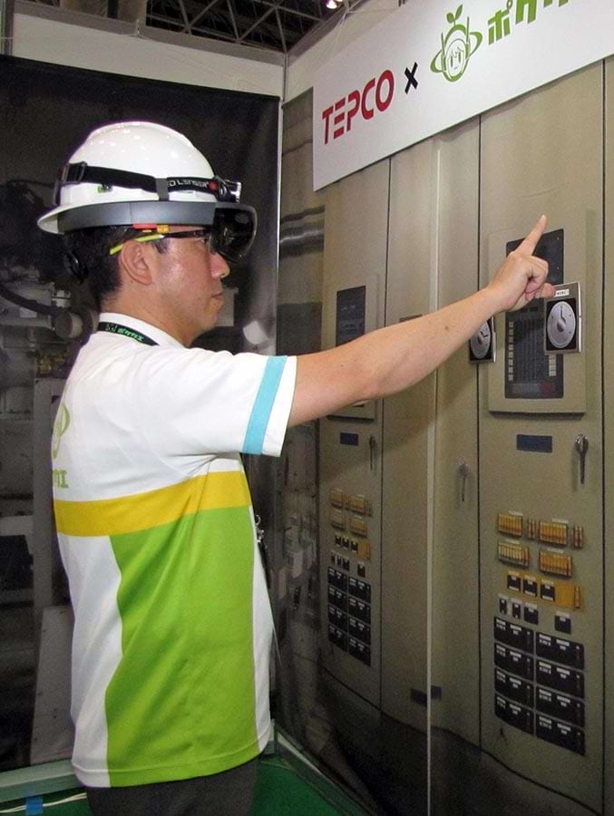 CEATEC JAPANに出展したポケット・クエリーズのデモ。点検ポイントに立つと自動で異常判断し自動作成した点検報告書を送信するなど将来イメージを体感できる