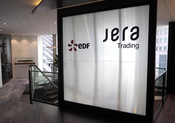 シンガポール中心部にオフィスを構えるJERAトレーディング。入り口にはJERAとEDFの文字が並ぶ