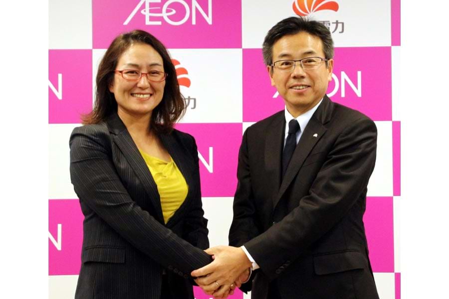 会見後に握手を交わす中部電力の林専務（右）とイオンの三宅執行役