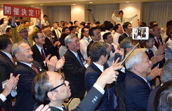 　◇「大阪・関西万博」開催決定 　１１月２４日未明、２０２５年国際博覧会（万博）の大阪・関西での開催が決まった。パリで開かれた博覧会国際事務局（ＢＩＥ）総会の加盟国の投票で決定した。日本としては３度目の大規模な万博開催。大阪市内のビューイング会場には関係者３００人以上が集結。決定の瞬間には、大きな歓声が上がった 