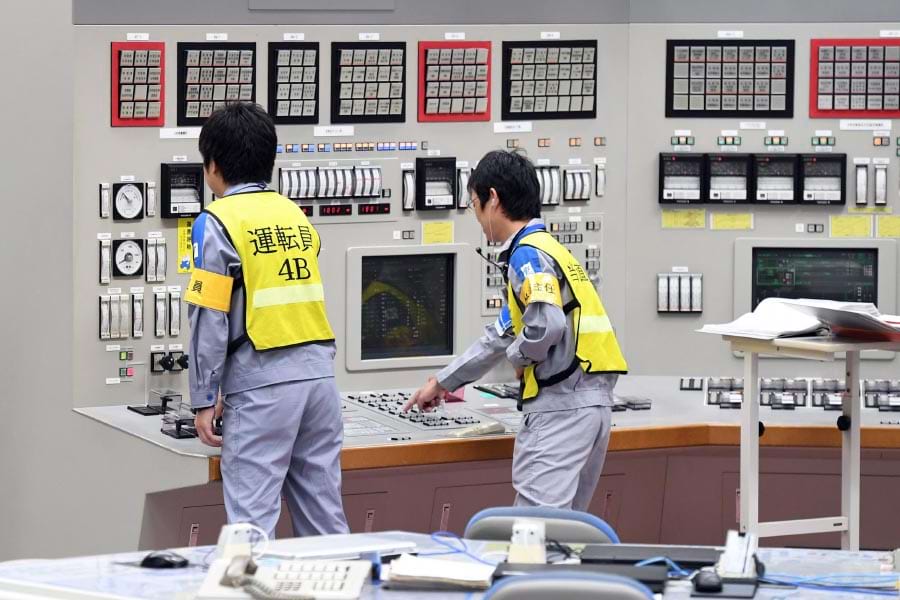 ◇運転再開 　２０１８年は関西電力大飯発電所３、４号機、九州電力玄海原子力発電所３、４号機が復帰を果たした。また１７年１２月に四国電力伊方発電所３号機の差し止め仮処分を命じた広島高等裁判所決定の異議審では、同高裁が今年９月、四国電力の主張を認め命令を取り消した。写真は、中央制御室で玄海原子力発電所４号機の発送電開始作業を行う運転員ら（６月１９日、代表撮影）
