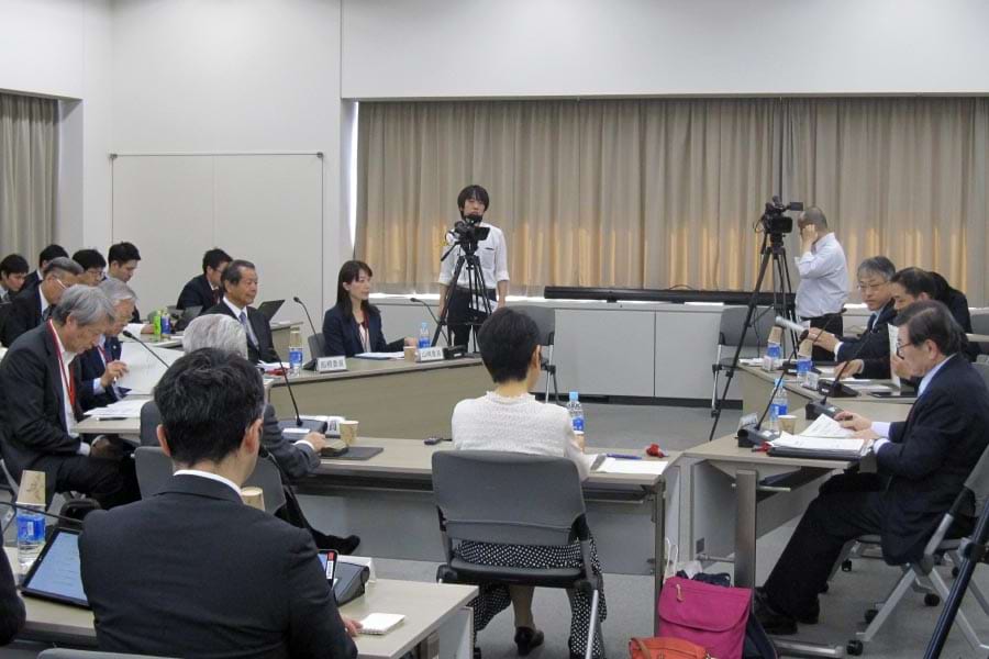 エネルギー情勢懇談会は、２０５０年の長期視点からエネルギー戦略について提言。これを受けてを行った（４月１０日、東京・霞が関）