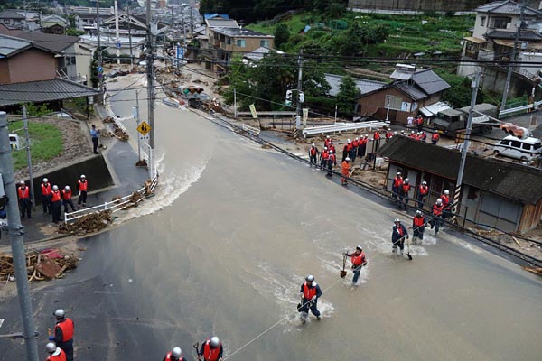 　◇西日本豪雨 　７月上旬、台風７号と梅雨前線による大雨によって、中国・四国地方では河川氾濫や土砂崩れが発生した。中国電力・四国電力エリアでは変電所などが浸水被害に遭うなどし、懸命な復旧作業が行われた。写真は、濁流の中ロープを伝って道路を渡る救助隊（広島市、７月８日） 