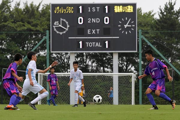 　◇Ｊヴィレッジ「再始動」 　日本初のサッカーナショナルトレーニングセンター「Ｊヴィレッジ」（福島県楢葉町・広野町）が７月２８日、７年４カ月ぶりに営業を再開した。東日本大震災後、東京電力福島第一原子力発電所事故の対応拠点となったが、芝を張り替えるなど環境を整えた。写真は、同日の記念式典で行われたエキシビジョンマッチ