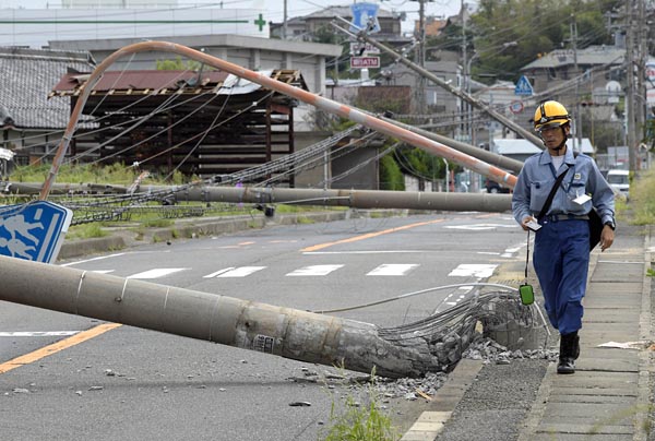 　◇台風 　９月の台風２１号と２４号は、中部・近畿地方を中心に甚大な被害をもたらした。２１号では関西電力エリアで延べ停電件数が約２２５万８０００戸に達し、阪神・淡路大震災による約２６０万戸に迫った。２４号では、中部電力エリアで延べ約１１９万戸が停電。平成以降では最大の被害規模となった。写真は、台風２１号の影響で倒壊した電柱を調べる関西電力の作業員（９月６日、大阪府泉南市） 