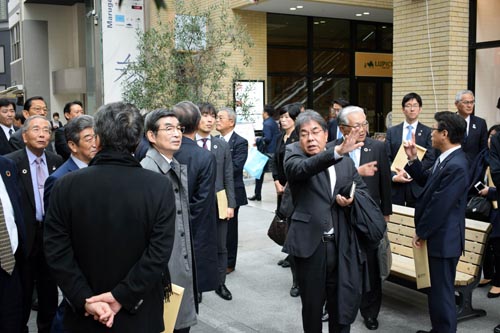 高松市丸亀街商店街を視察する経団連幹部ら