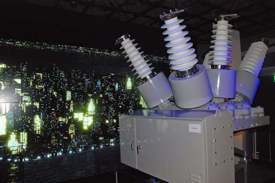 高電圧遮断機の造形を原寸大で間近に