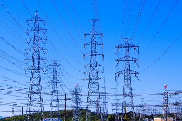 連系線や送電線増強、リニア新幹線などで鉄塔需要が増している（写真はイメージ）